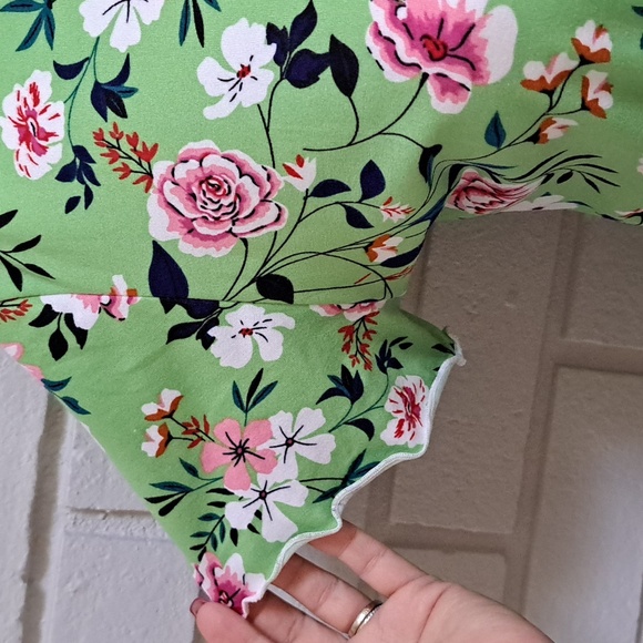 Davina Vibrant Green Floral V- Neck Short Sleeve Dress. Size Large NWOT - Picture 3 of 8
